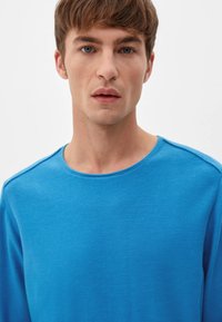 s.Oliver MIT ROLLSAUMBLENDE - Strickpullover - blau