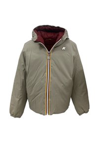 Giacca a piumino beige con cappuccio, fodera bordeaux a contrasto, cerniera frontale con accenti multicolori e logo sul petto.