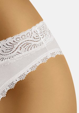 Witte kanten slipjes met delicate bloemenpatronen, een gladde stofbasis en een gegolfde rand voor extra detail.