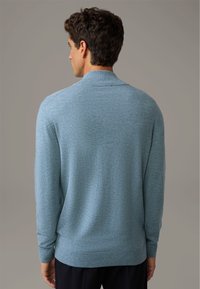 Maglione blu lavorato a maglia con colletto, maniche lunghe e orlo a coste. Realizzato in tessuto morbido, presenta una finitura testurizzata e melangiata.