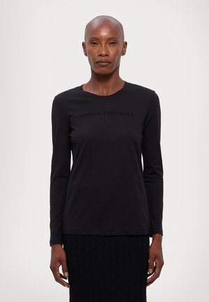 T-shirt nera a maniche lunghe realizzata in tessuto liscio, con scollo rotondo e testo goffrato "ARMANI EXCHANGE" sul petto.