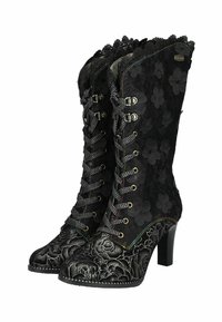 Bottines à lacets noires avec des motifs floraux, talons hauts et surface texturée. Présente des coutures décoratives et un bord supérieur festonné.