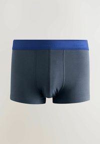 Mörkgrå boxershorts med ett blått elastiskt midjeband med ordet "SIGNATURE". Slätt tyg med en figursydd design utan synliga mönster.