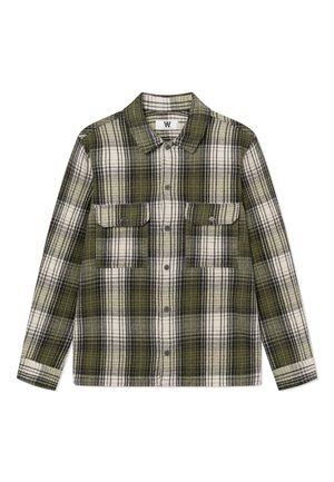 Chemise boutonnée à manches longues avec motif à carreaux verts, noirs et blancs, deux poches poitrine à rabat boutonné et un col.