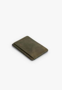 Cartera de cuero verde con tarjetero, superficie texturizada, forma rectangular y costura en contraste a lo largo de los bordes. Sin herrajes visibles.