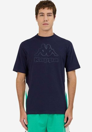Camiseta Kappa de color azul marino, de mangas cortas, con un cuello redondo y un logo texturizado centrado en el frente, combinada con pantalones cortos verdes.
