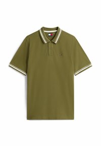 Oliwkowa koszulka polo z fakturowanej tkaniny, z dwoma guzikami, białymi paskami na kołnierzyku i rękawach oraz małą naszywką z logo.