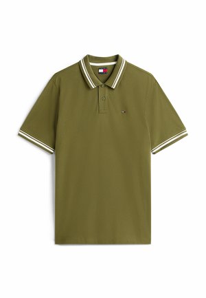 Polo shirt vert olive en tissu texturé, doté d'une patte de boutonnage à deux boutons, avec un col à rayures blanches et des accents aux manches, ainsi qu'un petit écusson logo.