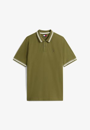 Polo shirt vert olive en tissu texturé, doté d'une patte de boutonnage à deux boutons, avec un col à rayures blanches et des accents aux manches, ainsi qu'un petit écusson logo.