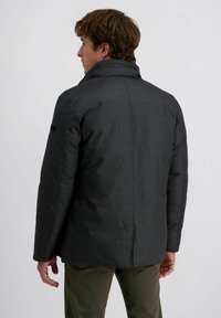 Grau gemusterte Jacke mit hohem Kragen und lockerer Passform. Verfügt über einen praktischen Schlitz hinten und leicht taillierte Ärmel.
