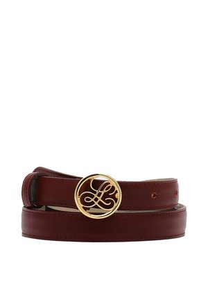 Bordeaux leren riem met een slank ontwerp, voorzien van een gouden ronde gesp met een reliëf van een in elkaar verweven letterlogo.