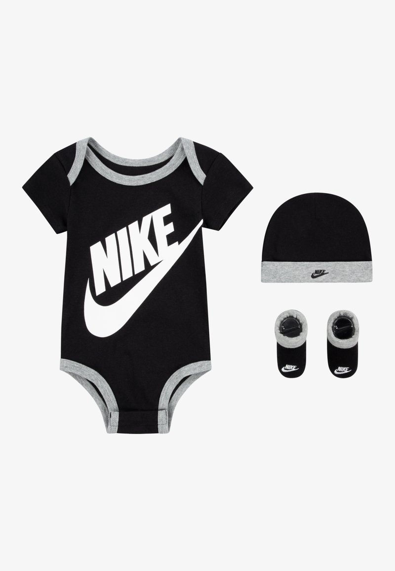 Čierne bavlnené dojčenské body so sivým lemovaním, s veľkým bielym logom Nike. Súčasťou je čierna čiapka a papučky so sivými doplnkami.
