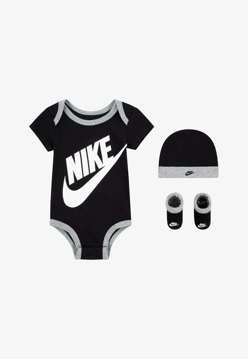 Čierne bavlnené dojčenské body so sivým lemovaním, s veľkým bielym logom Nike. Súčasťou je čierna čiapka a papučky so sivými doplnkami.