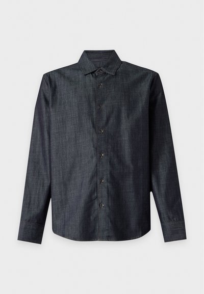 Chemise gris foncé à manches longues avec boutons et col, présentée à plat sur un fond gris clair.
