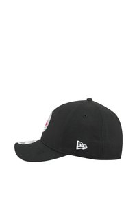 Schwarze Mütze mit gebogenem Schirm, ausgestattet mit gestickten Logos auf der Vorder- und Seite. Hergestellt aus einem glatten Stoff.