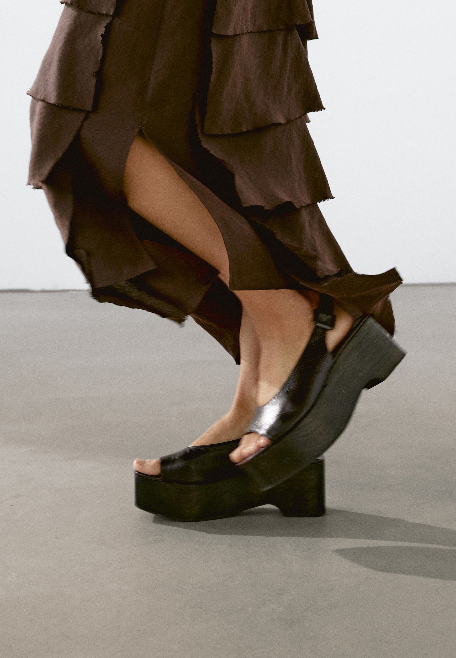 Massimo Dutti WITH RUFFLE DETAIL - Maxi skirt - dark brown