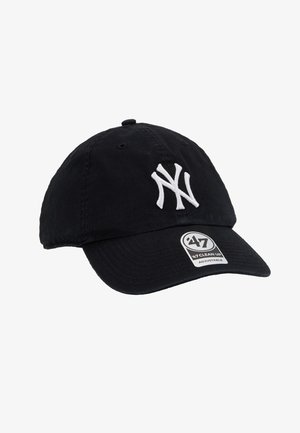 Must musta baseballi kork, millel on valge brodeeritud 'NY' logo, reguleeritav rihm ja mugavuse tagamiseks eelnevalt kõverdatud ääre.