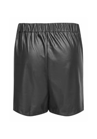 Crne kratke hlače od umjetne kože s elastičnom trakom u struku, glatke teksture i slobodnog kroja. Imaju jednostavan, neukrašen dizajn na leđima.