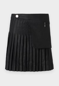 Gonna plissettata nera in tessuto texturizzato, con una patta laterale, un pulsante a scatto e una tasca con zip per dettagli aggiuntivi.