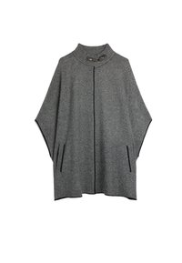 Grå strikket poncho med høy krage, som har en frontlukking og to sidelommer, kantet med svart trim for kontrast.