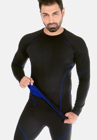 Schwarzer thermischer Sportanzug mit blauen Akzenten, langen Ärmeln und tailliertem Schnitt. Das Material wirkt glatt mit einer strukturierten Oberfläche.