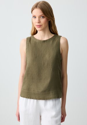 Top senza maniche in lino verde oliva con scollo rotondo e orlo dritto, abbinato a pantaloni in lino bianchi. Tessuto liscio, vestibilità casual.