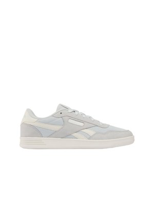 Low-top casual sneaker in lichtgrijs en off-white met suède en mesh panelen, vetersluiting en een platte rubberen zool.