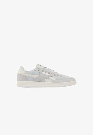 Low-top casual sneaker in lichtgrijs en off-white met suède en mesh panelen, vetersluiting en een platte rubberen zool.