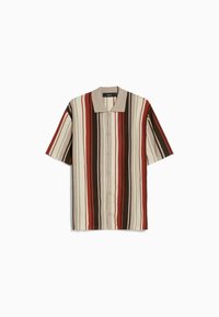Korte mouwen overhemd met verticale strepen in beige, bruin en rood. Heeft een kraag en een ontspannen pasvorm.