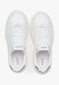 Witte sneakers met een glad leren bovenwerk, ronde neus en vetersluiting. Kenmerkt een gestructureerde hielaccent en branding op de tong.