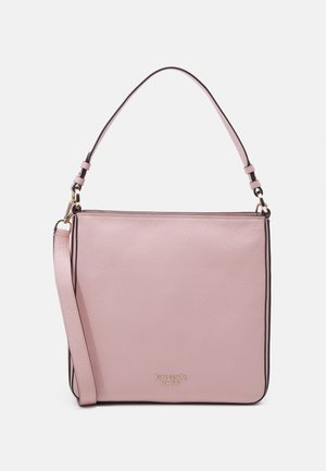 Světle růžová kožená kabelka přes rameno s nastavitelnými popruhy a zlatými detaily, na přední straně s malým zlatým logem "kate spade new york".