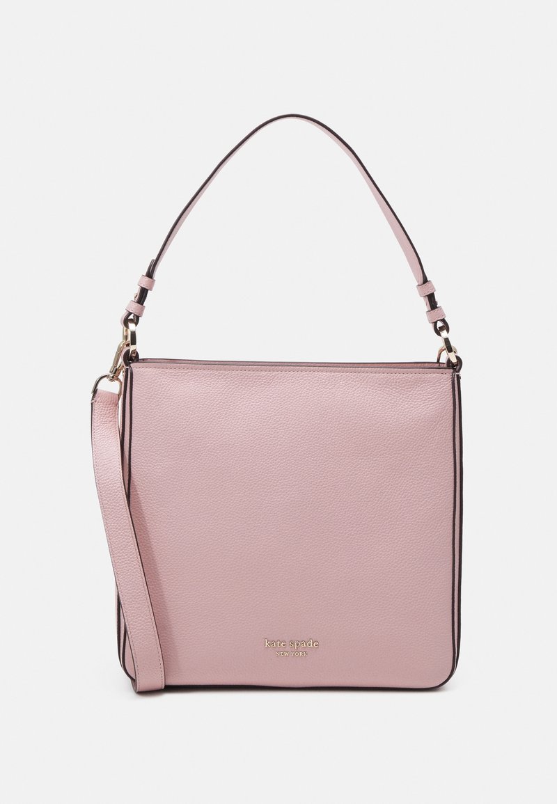 Ljusrosa läderaxelväska med justerbara remmar och guldfärgade detaljer, med en liten guld "kate spade new york"-logotyp på framsidan.