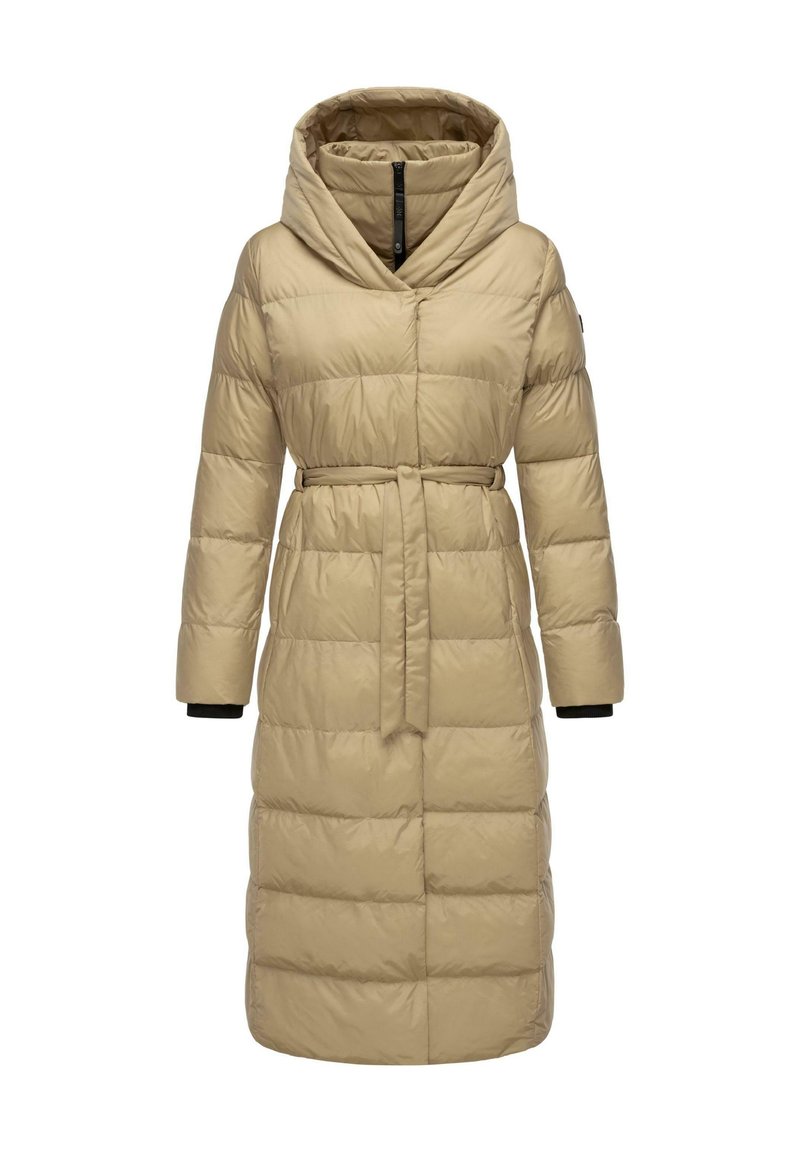 Beige gewatteerde jas met oversized capuchon, voering, riem in de taille en lange mouwen met zwarte accenten. Heeft een gewatteerd ontwerp.