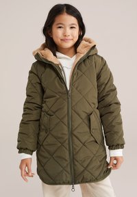 Chaqueta acolchada verde olivo con capucha forrada de pelaje sintético, cierre de cremallera y bolsillos laterales. Los puños y el dobladillo acanalados aumentan la calidez y la comodidad.