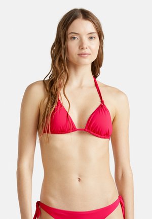 Bikini top rosso a triangolo con arricciature sui bordi e design a collo di halter; parte inferiore rossa abbinata con lacci laterali. Tessuto liscio e elasticizzato.