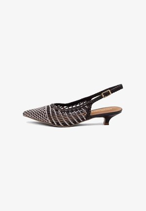 Buty slingback z niskim obcasem typu kitten, w szpic, w czarno-białym, plecionym wzorze z regulowanym bocznym paskiem zapinanym na klamrę.