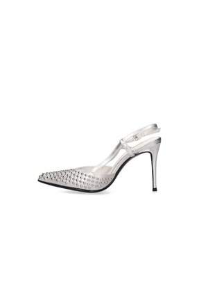 Silberner High-Heel-Schuh mit spitz zulaufender Spitze, verziert mit Metallnieten und einem Knöchelriemen mit Schnalle.
