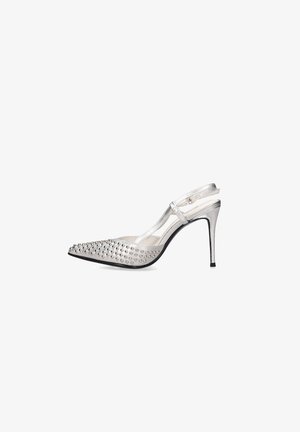 Silberner High-Heel-Schuh mit spitz zulaufender Spitze, verziert mit Metallnieten und einem Knöchelriemen mit Schnalle.