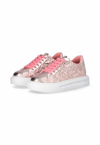 Sneakers metallici rosa con una superficie liscia e lucida, motivo a logo in rilievo e suola in gomma bianca con lacci rosa.