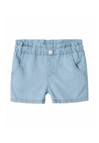 Pantalones cortos de color azul claro hechos de una tela suave, que presentan una cintura con volantes, bolsillos laterales y un cierre frontal con botón.
