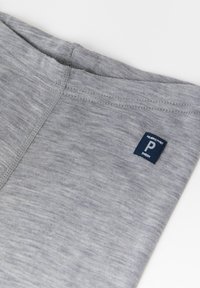 Harmaa puuvillasekoitekangas, jossa on pehmeä rakenne, ja jossa on pieni tummansininen brändilogo, jossa on kirjailtu kirjain "P" sivussa.