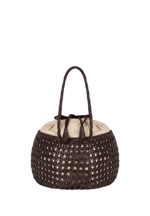Borsa rotonda intrecciata marrone scuro con chiusura a coulisse in tessuto beige e manici intrecciati.