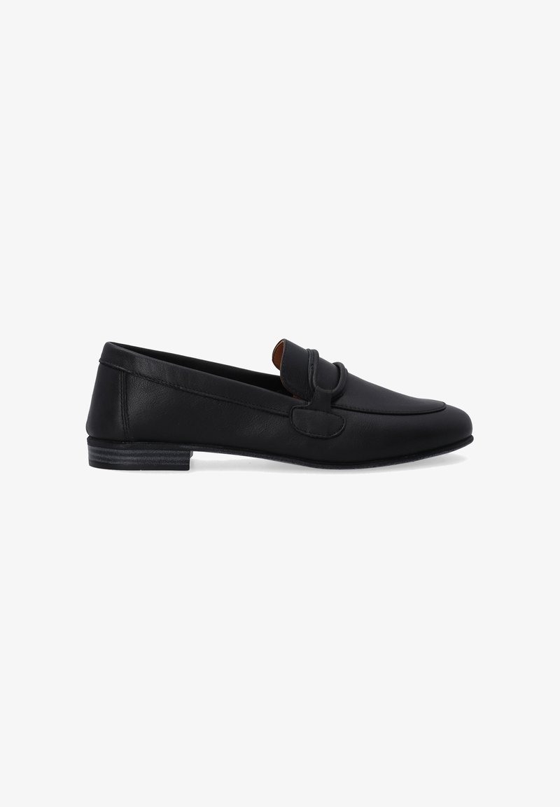 Schwarze Lederloafers mit abgerundetem Zehenbereich, dekorativem Riemen und niedrigem, rechteckigem Absatz. Glatte Textur und minimalistisches Design.