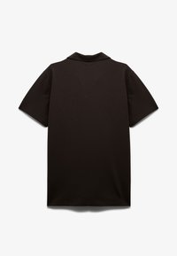 Czarna koszulka polo, krótki rękaw, miękki materiał bawełniany, płaski kołnierzyk, prosty design, jednolity kolor, bez widocznych wzorów czy ozdób.