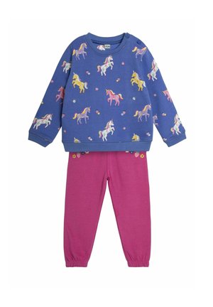 Blauwe sweatshirt met meerkleurige eenhoornprints en roze leggings met bloemenaccenten. Zachte stof, losse pasvorm en knoopdetail op de schouder.