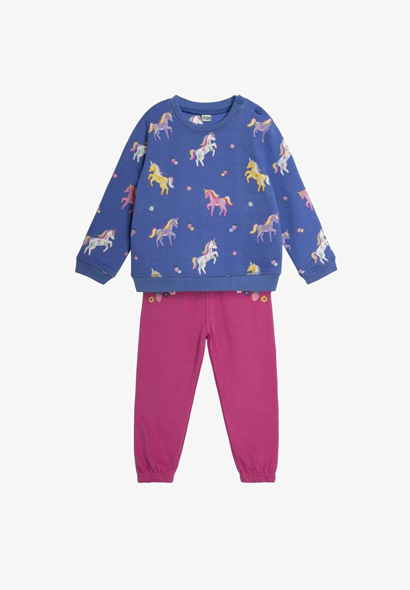 Niebieska bluza z nadrukiem w wielokolorowe jednorożce oraz różowe legginsy z kwiatowymi akcentami. Miękka tkanina, luźny krój i detal w postaci guzika na ramieniu.