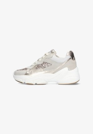Stevige witte sneaker met beige suède, metallic gouden accenten, glinsterende details, veters aan de voorkant en dikke, gestructureerde zool.