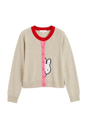 Cardigan beige en maille avec un col rond rouge, une patte de boutonnage rose, et un lapin blanc brodé qui dépasse du côté gauche.