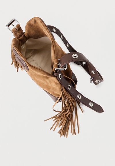 Καφέ σακούλα από σουέντ με λεπτομέρειες από φράγκο, που διαθέτει βάση από δέρμα σε ταμπά απόχρωση και ασημί εξαρτήματα. Περιλαμβάνει αποσπώμενο λουράκι με κυκλικές οπές.