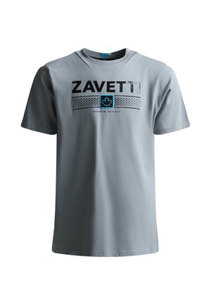 Lysegrå T-shirt med korte ærmer med teksten "ZAVETTI", et blåt ahornblad-ikon, prikstribe og geografiske koordinater på forsiden.